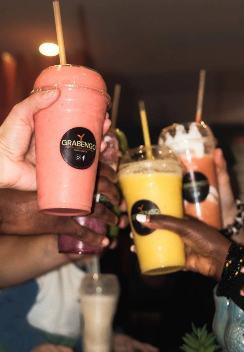 Friends raising their Grabengo drinks in a toast